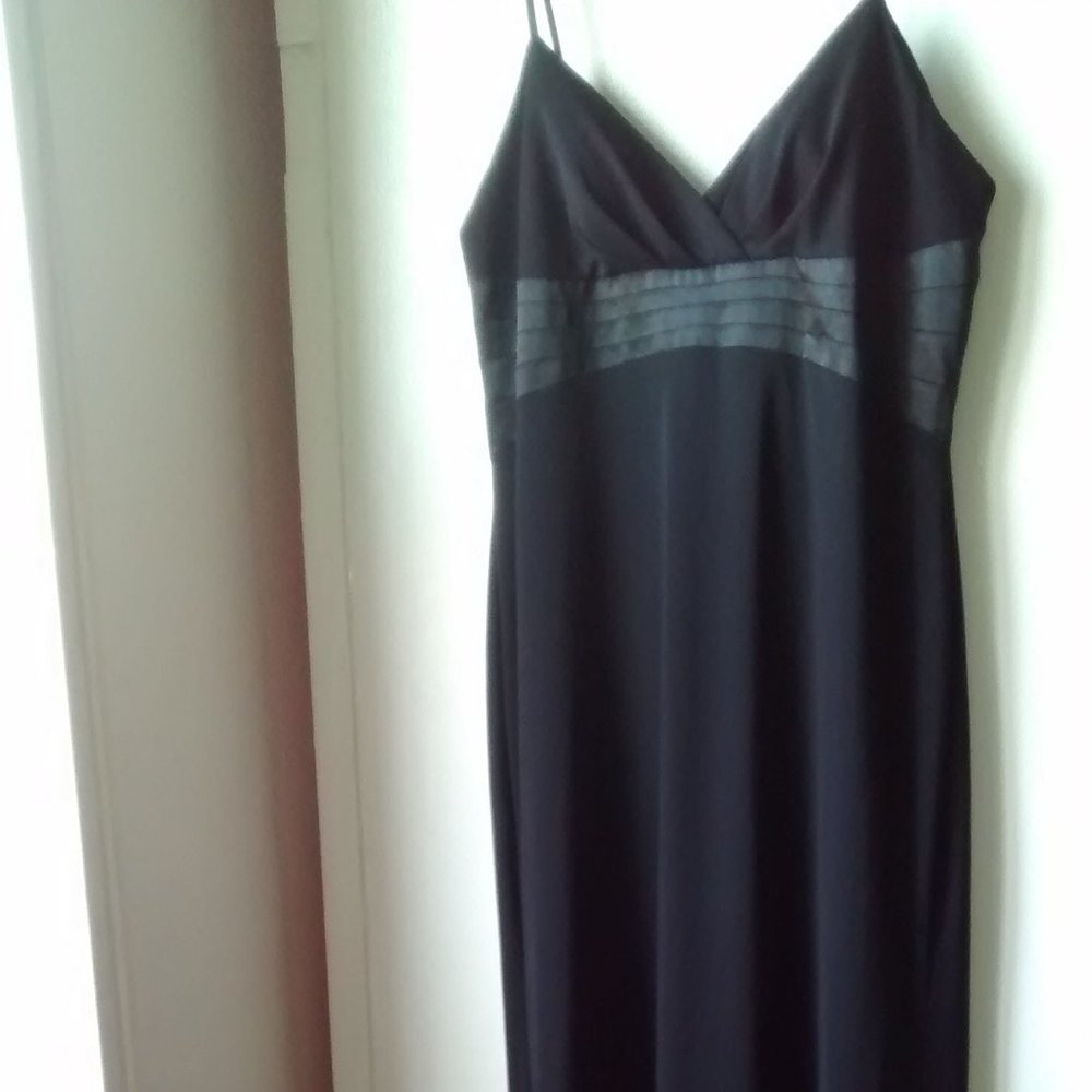 BLACK GOWN - Picture 3 of 8